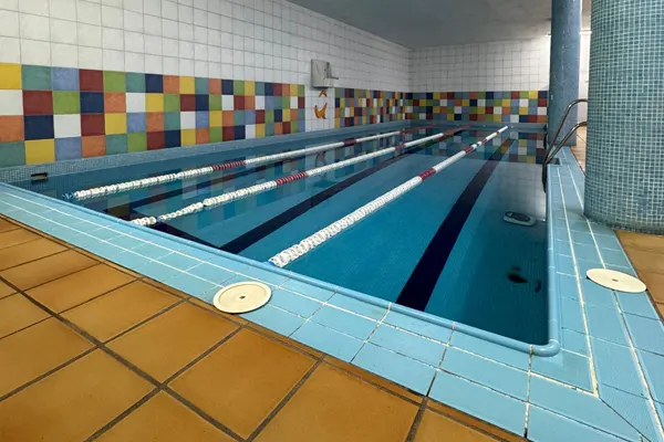 Natación libre Natación al estilo libre en piscina